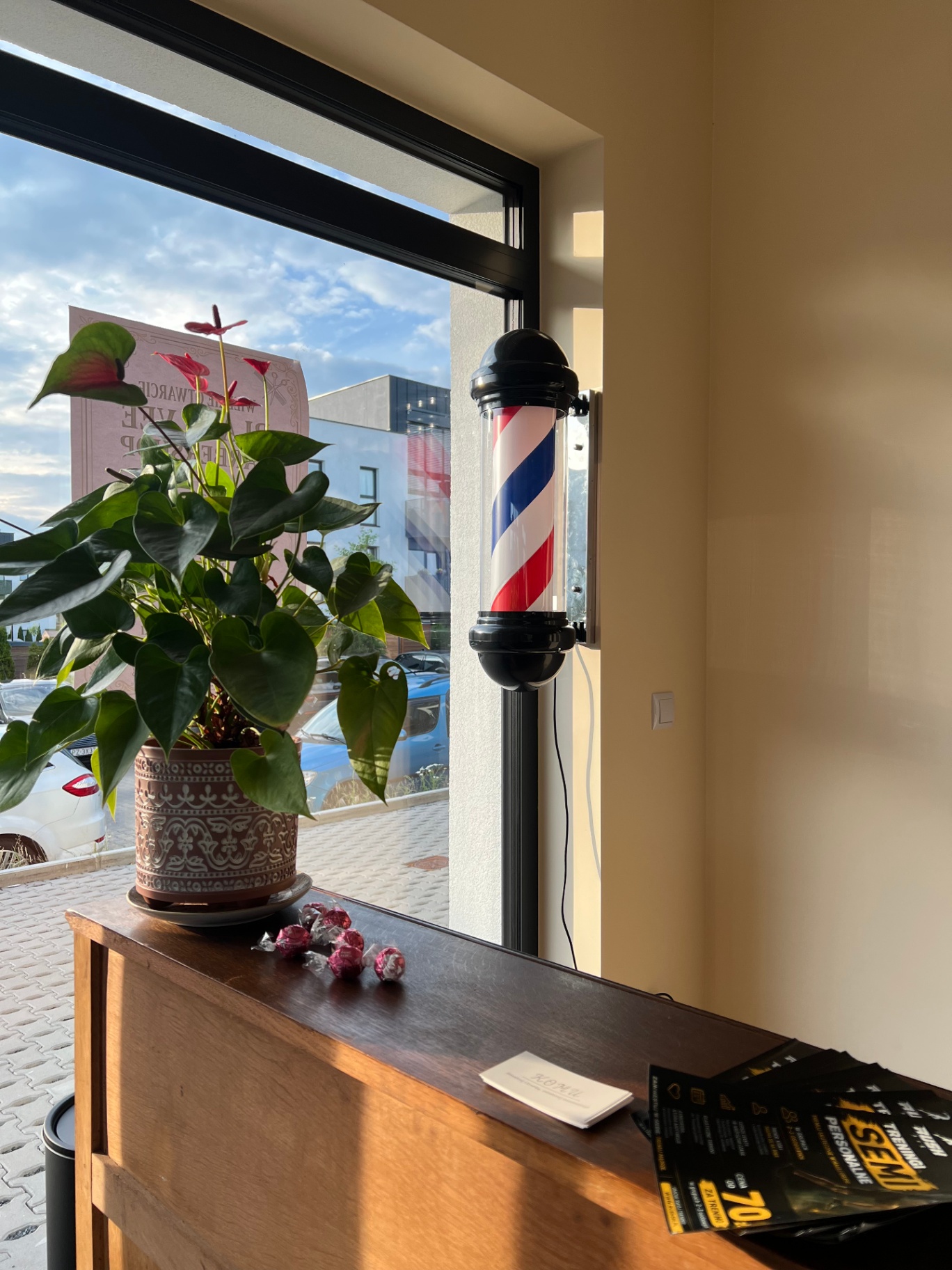 Klasyczny barber pole w oknie salonu Black Vee