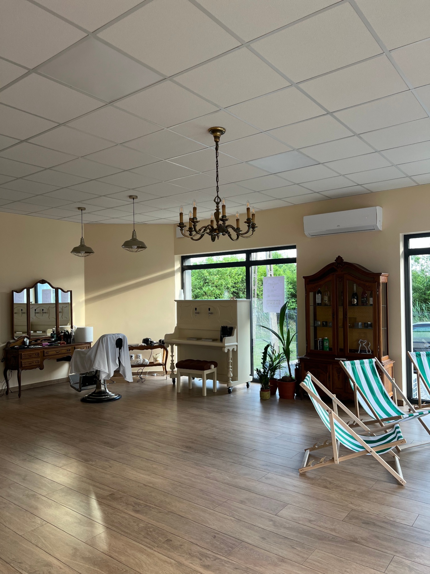 Wnętrze salonu Black Vee — fotel barberski, pianino-bar i toaletka z lustrem